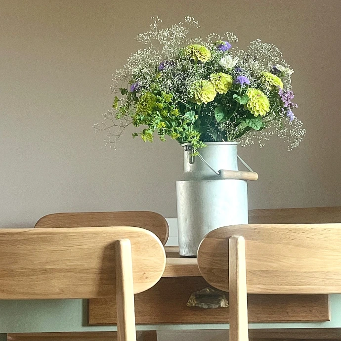 Bouquet de fleurs de la ferme dans un pot à lait, dans une suite du Grand Jardin